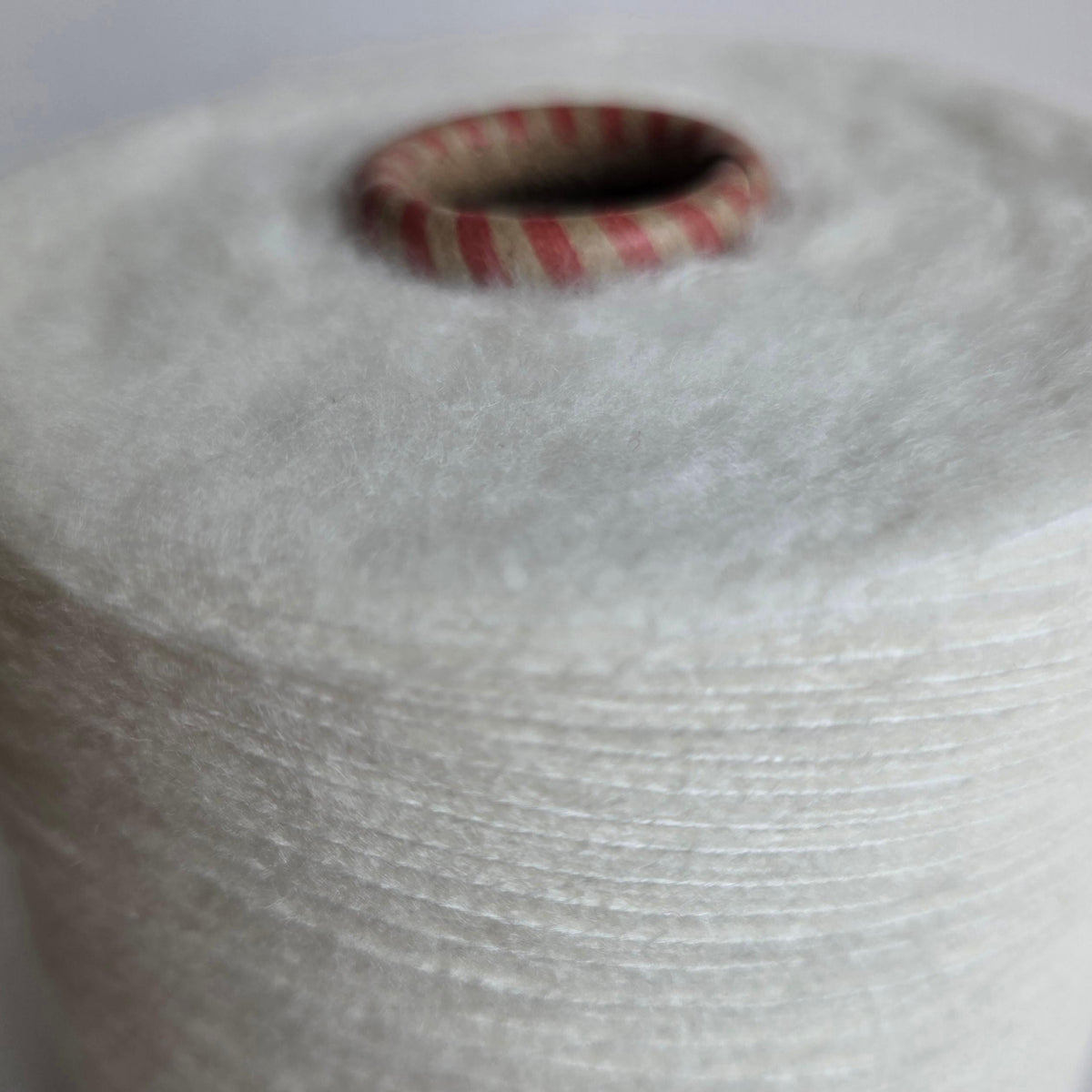 Like a cloud - 75/25 Brushed Cashmere Yarn/Silk - 1/12Nm - 300m per 25g - White - Detail Close-up