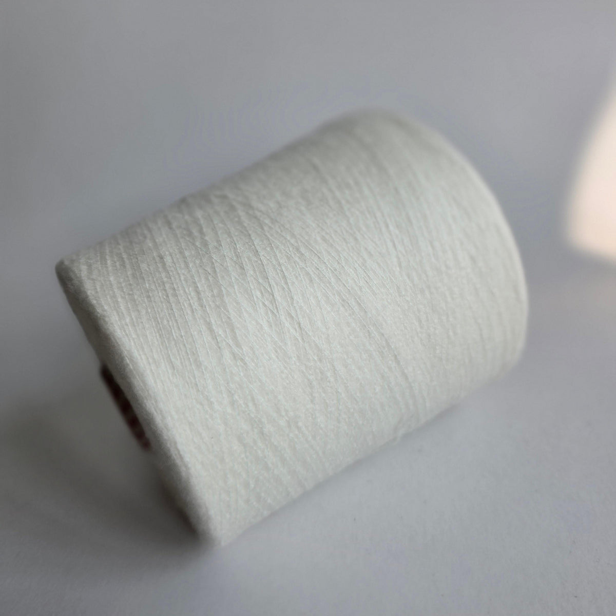 Like a cloud - 75/25 Brushed Cashmere Yarn/Silk - 1/12Nm - 300m per 25g - White - Yarn Texture