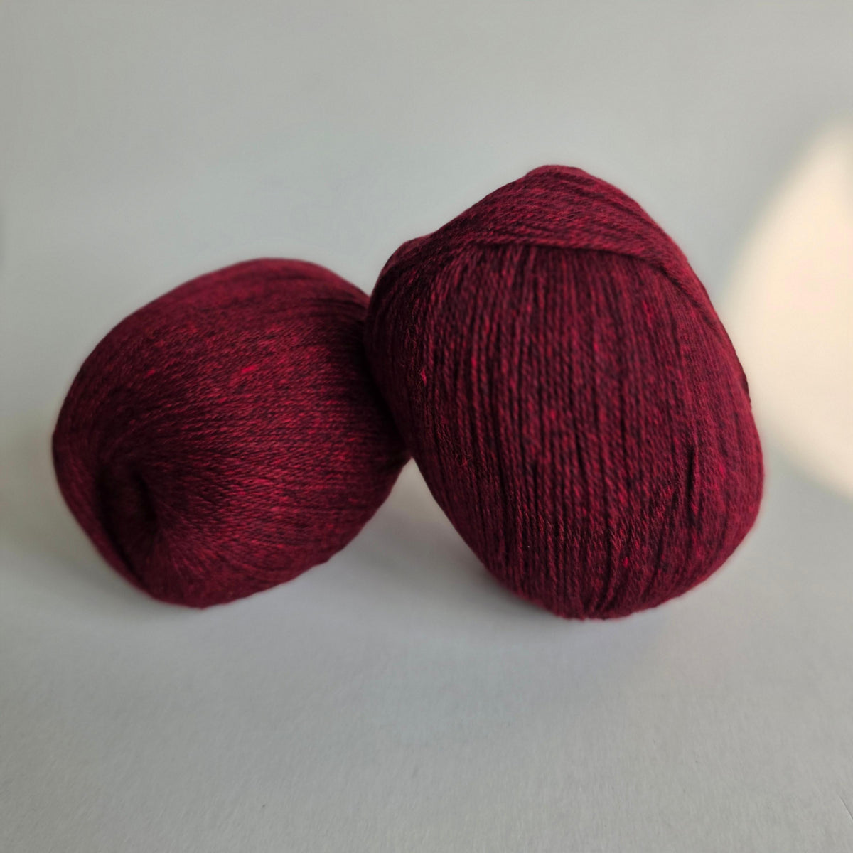 100% Cashmere Yarn - 3/24Nm - 400m per 50g - Burgundy Melange - Detail Close-up