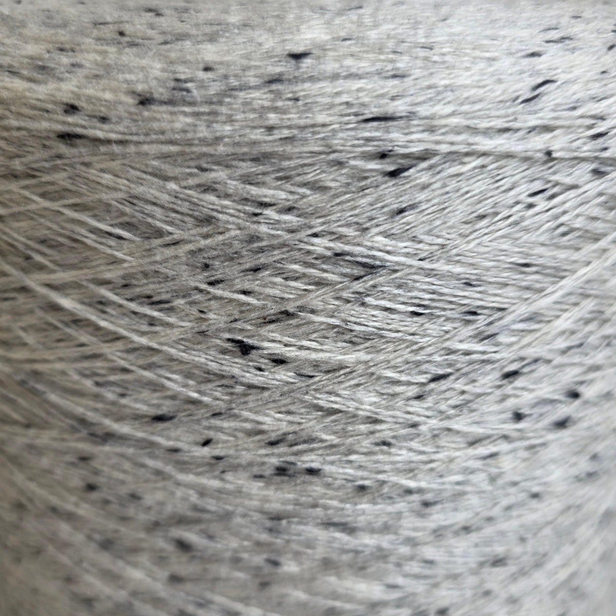 White with Black Tweed 50/20/30 Merino Wool/Cashmere/Anti-Pilling Knitting Yarn - 2/24Nm - 1200m per 100g - Yarn Texture